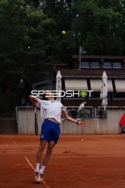 Tennisspieler beim Aufschlag auf dem Sandplatz in Dresden