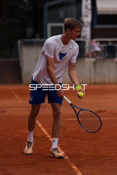 Tennisspieler beim Aufschlag-Vorbereitung auf Sandplatz in Dresden