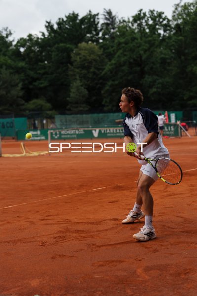 Tennisspieler beim Return auf dem Sandplatz in Dresden