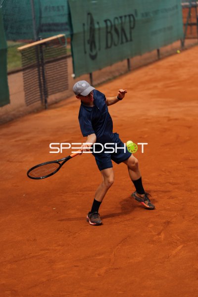 Tennisspieler beim Vorhand-Schlag auf dem Sandplatz in Dresden
