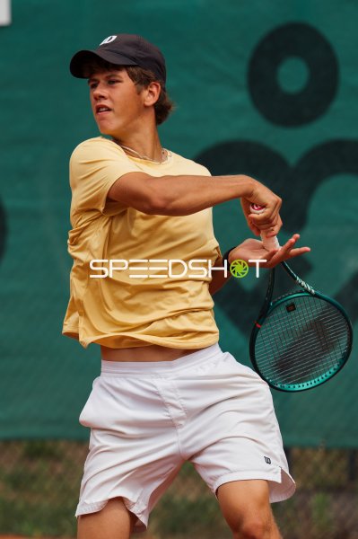 Junger Tennisspieler beim Vorhand-Schlag in Dresden