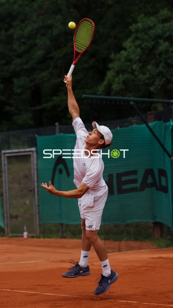 Tennisspieler beim Aufschlag auf dem Sandplatz in Dresden