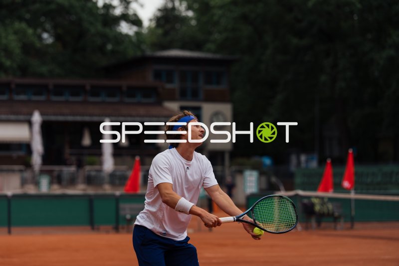 Tennisspieler beim Aufschlag auf dem Sandplatz in Dresden