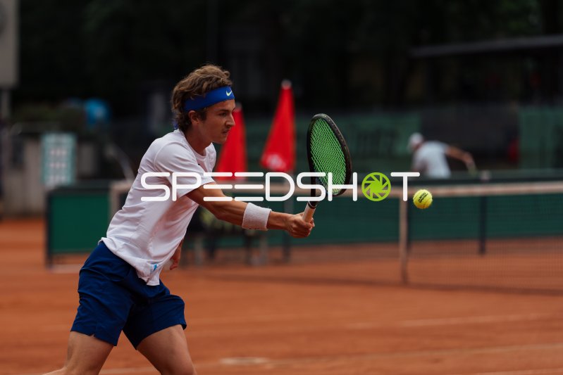Tennisspieler beim Beidhändigen Rückhand-Schlag auf Sand