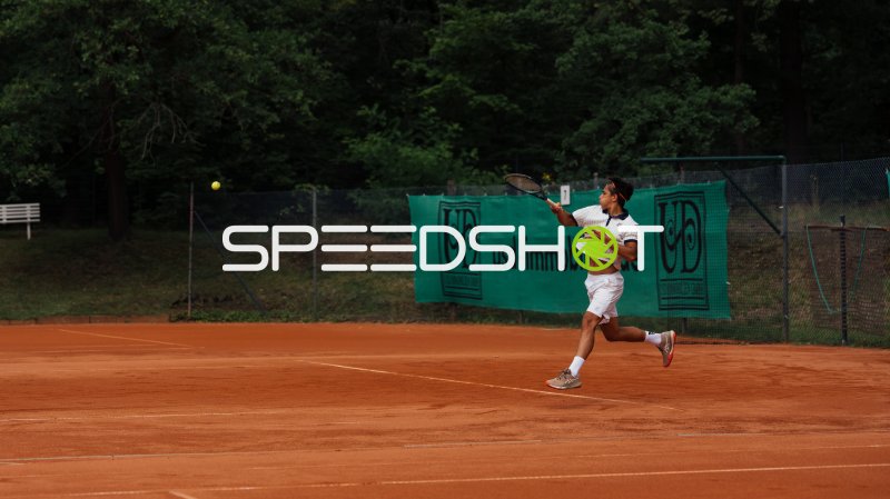 Tennisspieler beim Vorhand-Schlag auf dem Sandplatz in Dresden