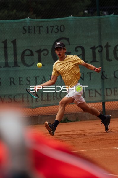 Tennisspieler beim Vorhand-Schlag auf dem Sandplatz in Dresden
