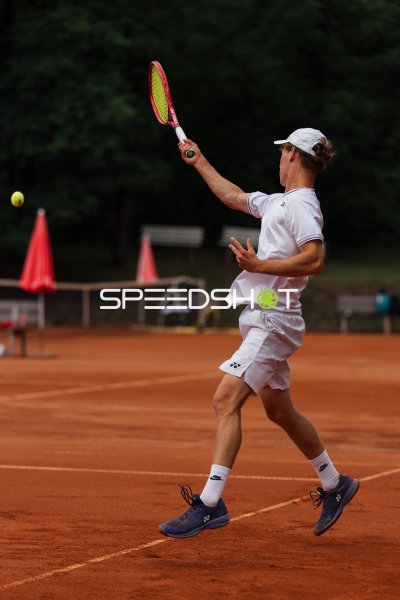 Tennisspieler beim Vorhand-Schlag auf dem Sandplatz in Dresden