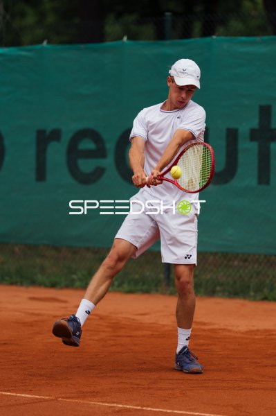 Tennisspieler beim Rückhand-Schlag auf dem Sandplatz in Dresden