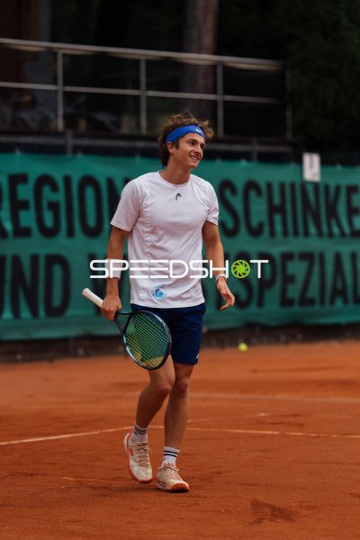 Tennisspieler mit Schläger auf dem Sandplatz in Dresden