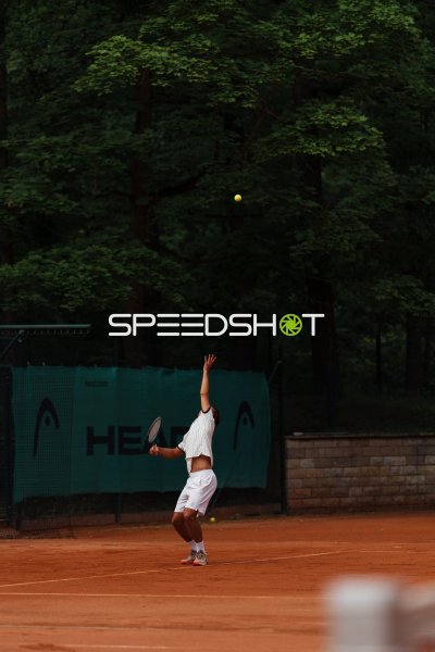 Tennisspieler beim Aufschlag auf dem Sandplatz im Waldpark Dresden