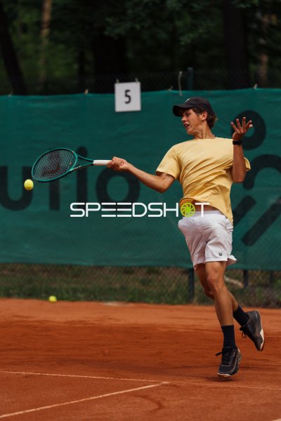 Tennisspieler beim Vorhand-Schlag auf Sandplatz in Dresden
