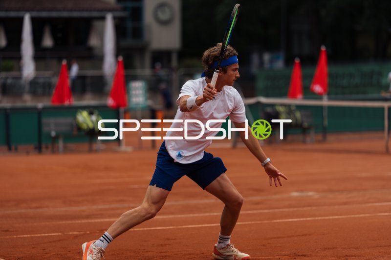 Tennisspieler beim Vorhand-Schlag auf dem Sandplatz in Dresden