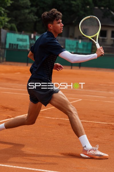 Tennisspieler beim Vorhand-Schlag auf dem Sandplatz in Dresden