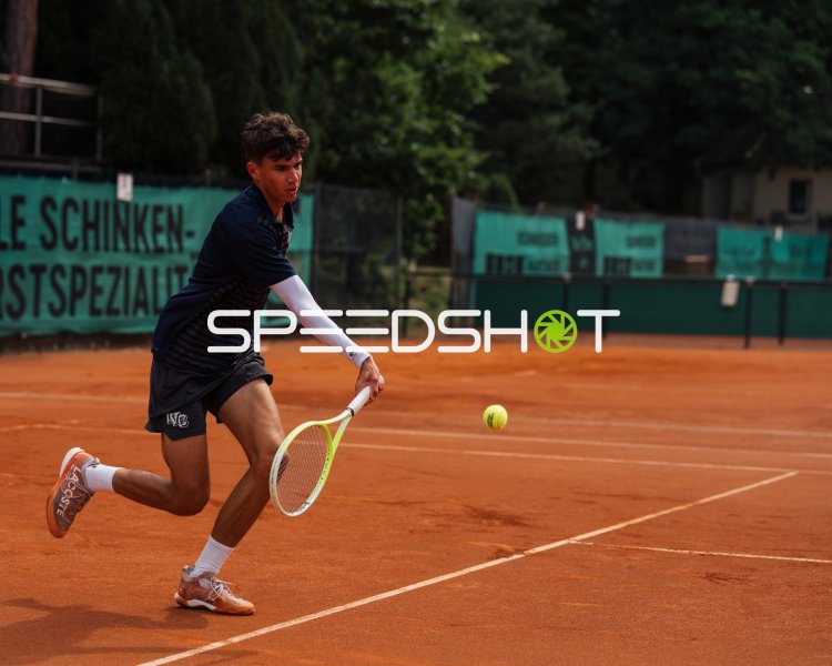 Tennisspieler beim Vorhand-Schlag auf dem Sandplatz in Dresden