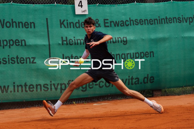 Tennisspieler beim Vorhand-Schlag auf dem Sandplatz in Dresden