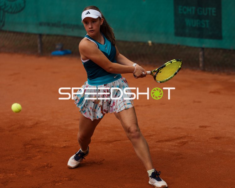 Tennisspielerin beim Rückhand-Schlag auf dem Sandplatz in Dresden