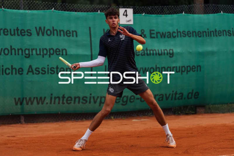 Tennisspieler beim Vorhandschlag auf dem Sandplatz in Dresden