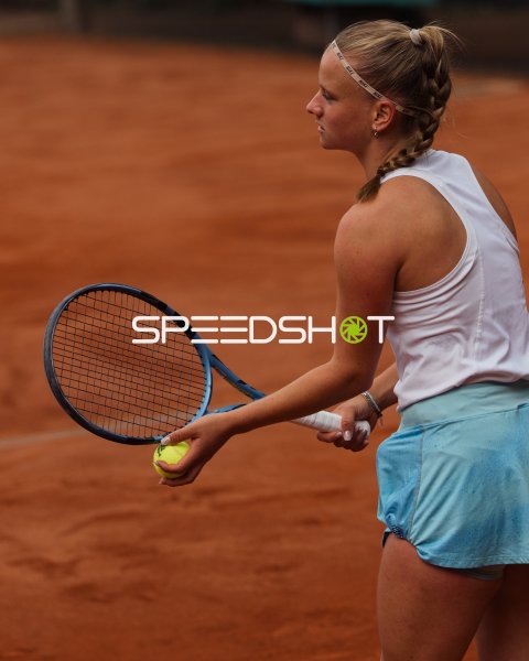Tennisspielerin beim Aufschlag-Vorbereitung auf Sandplatz in Dresden