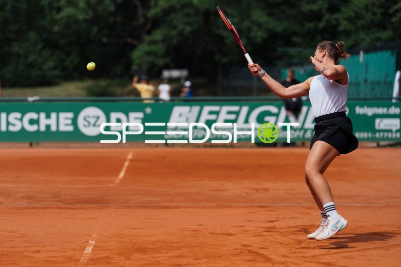 Tennisspielerin beim Vorhand-Schlag auf dem Sandplatz in Dresden