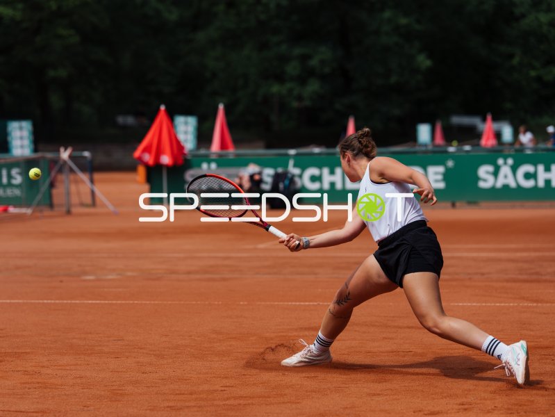 Tennisspielerinnen beim Grundlinienball auf dem Sandplatz in Dresden
