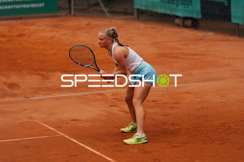 Tennisspielerin in Grundstellung auf dem Sandplatz in Dresden