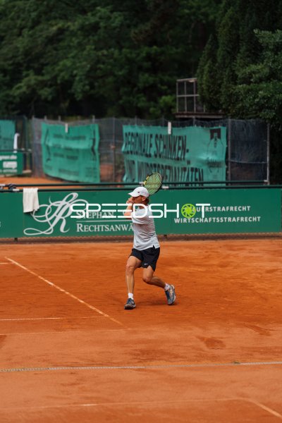 Tennisspieler beim Vorhand-Schlag auf dem Sandplatz in Dresden