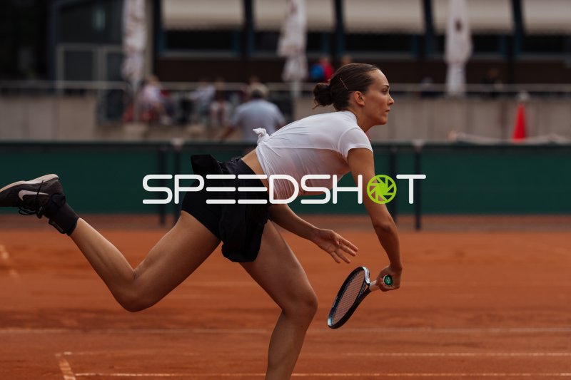 Tennisspielerin beim Aufschlag auf Sandplatz in Dresden