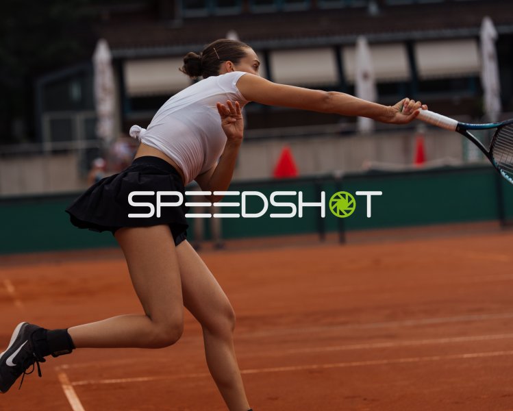 Tennisspielerin beim Vorhandschlag auf dem Sandplatz in Dresden