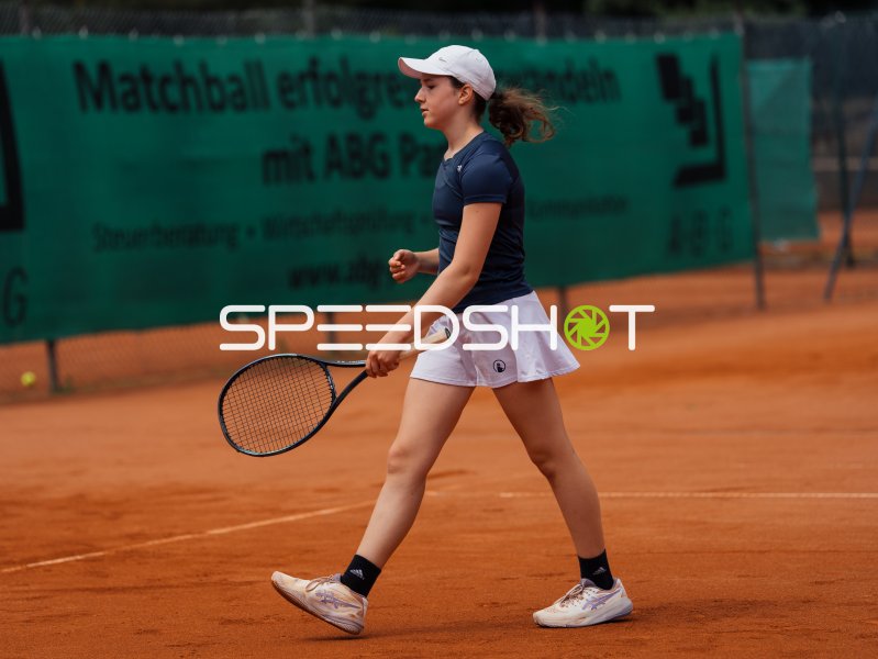 Tennisspielerin auf dem Sandplatz in Dresden