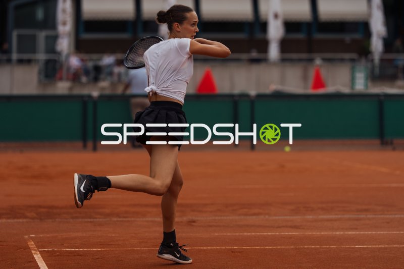 Tennisspielerin nach Schlag auf Sandplatz in Dresden