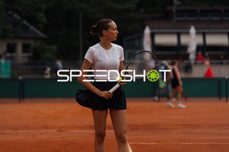 Tennisspielerin mit Schläger und Ball auf dem Sandplatz in Dresden