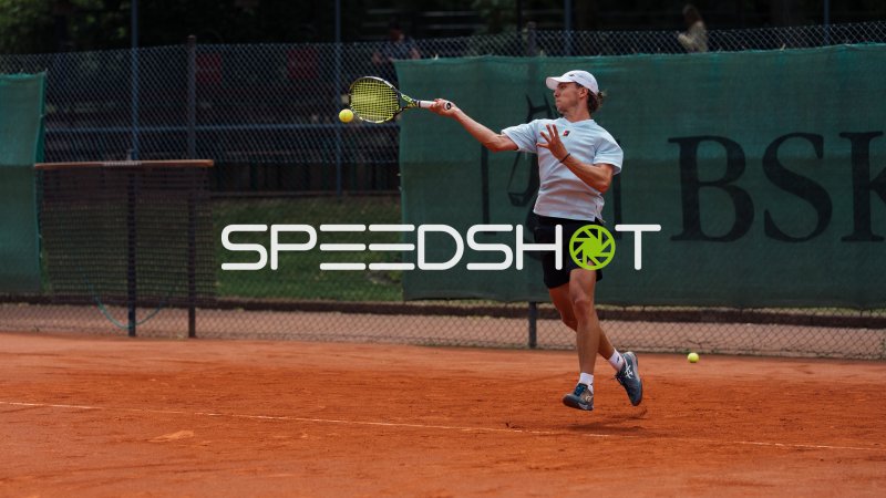 Tennisspieler beim Vorhand-Schlag auf dem Sandplatz in Dresden