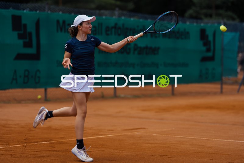 Tennisspielerin beim Vorhand-Schlag auf dem Sandplatz in Dresden