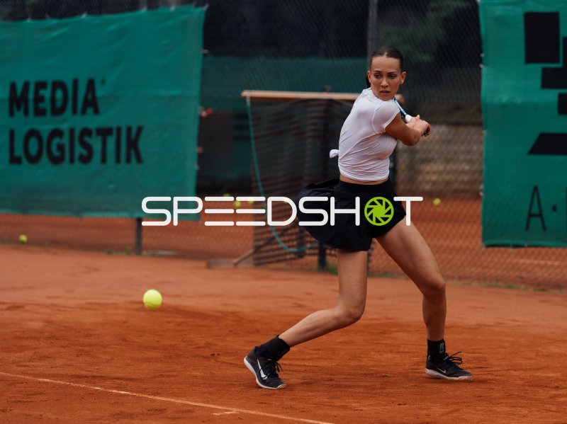 Tennisspielerin beim Rückhand-Schlag auf dem Sandplatz in Dresden