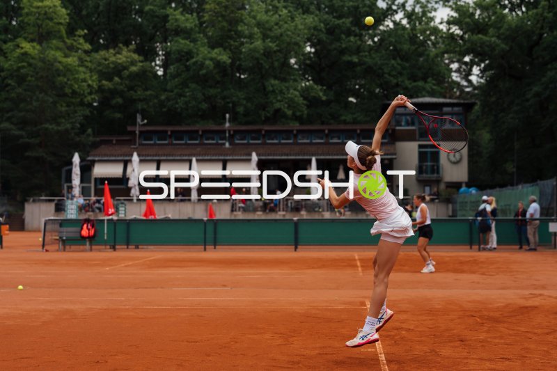 Aufschlag einer Tennisspielerin auf dem Sandplatz in Dresden