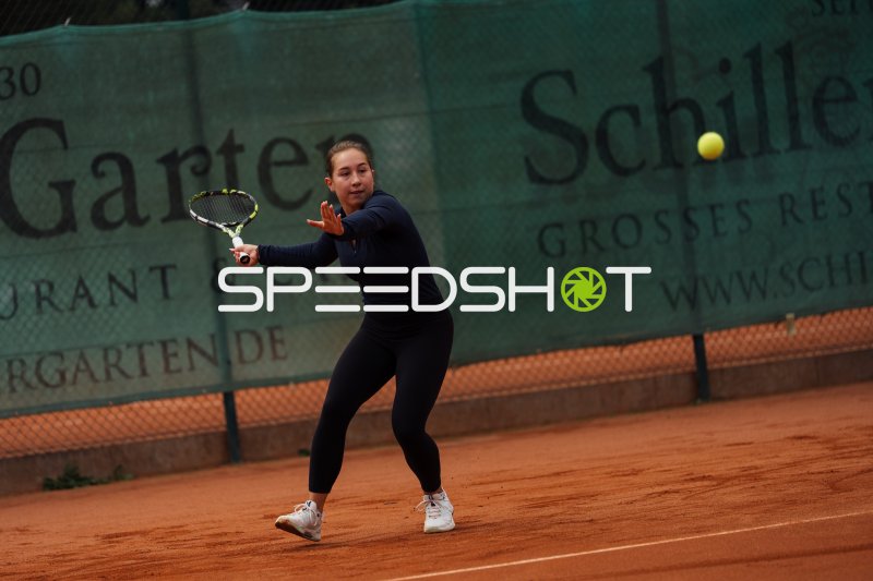 Tennisspielerin beim Vorhand-Schlag auf dem Sandplatz in Dresden