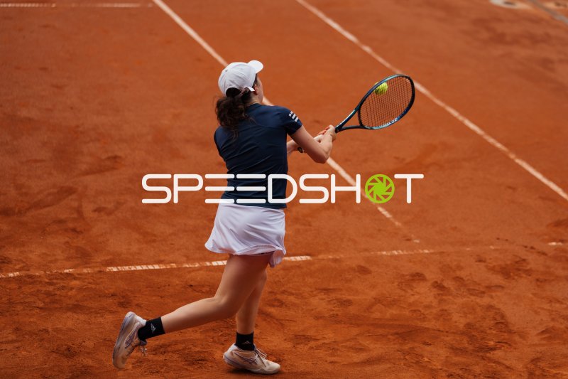 Tennisspielerin beim Rückhand-Schlag auf dem Sandplatz in Dresden