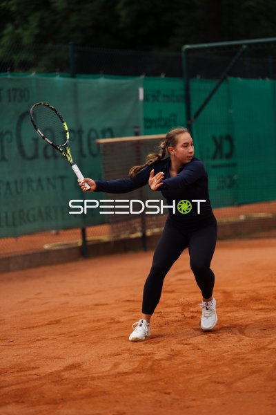 Tennisspielerin beim Vorhand-Schlag auf dem Sandplatz in Dresden