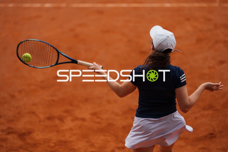 Tennisspielerin beim Vorhand-Schlag auf dem Sandplatz in Dresden