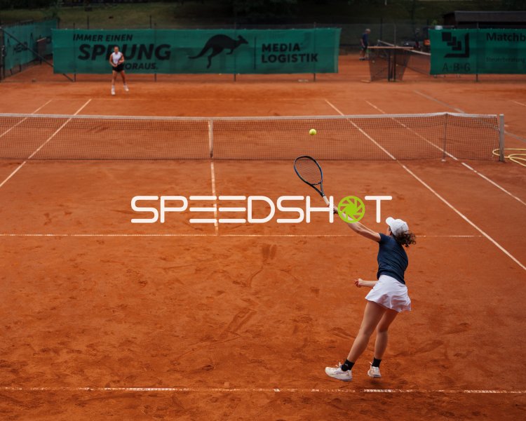 Aufschlag auf dem Sandplatz beim Tennismatch in Dresden