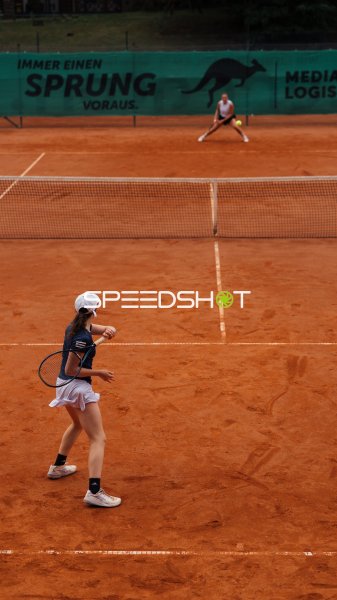 Tennismatch auf Sand – Zweikampf am Netz in Dresden