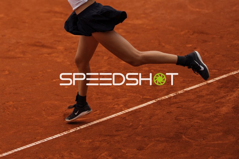 Tennisspielerin im Sprint auf dem Sandplatz in Dresden