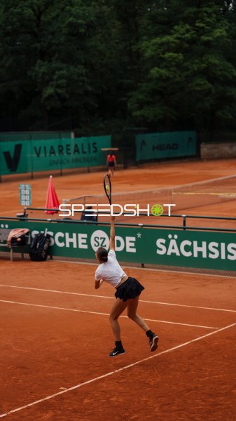Aufschlag auf dem Sandplatz beim Tennisturnier in Dresden