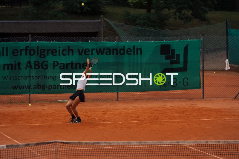 Aufschlag auf dem Sandplatz im Waldpark Dresden