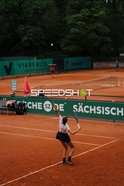 Aufschlag auf dem Sandplatz beim Tennisturnier in Dresden