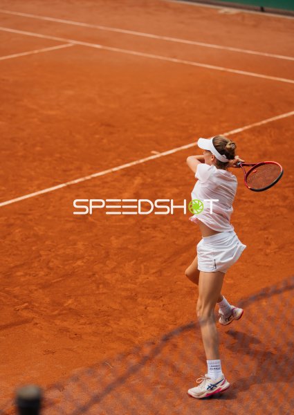 Tennisspielerin beim Schlag auf dem Sandplatz in Dresden