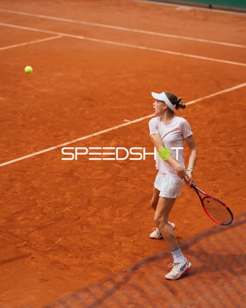 Tennisspielerin beim Schlag auf dem Sandplatz in Dresden