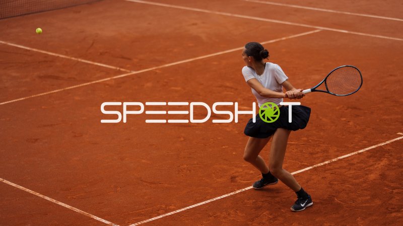 Tennisspielerin beim Rückhand-Schlag auf Sandplatz in Dresden