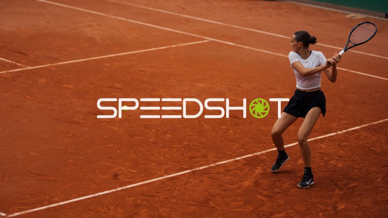 Tennisspielerin beim Grundlinien-Schlag auf Sand in Dresden