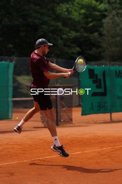 Tennisspieler beim Beidhänder-Rückhand auf Sandplatz in Dresden